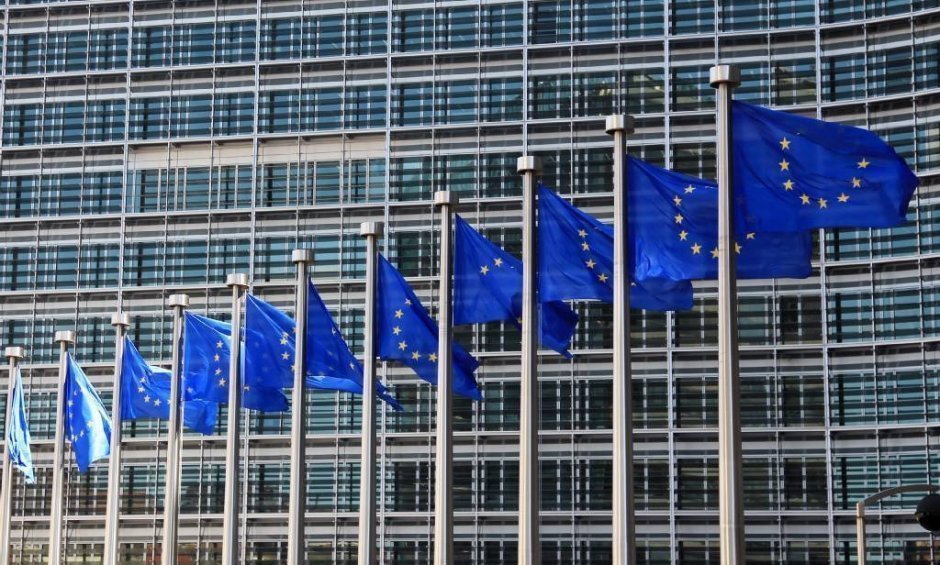 Κομισιόν: Προς χαλάρωση των περιορισμών στα ταξίδια αναψυχής εντός ΕΕ