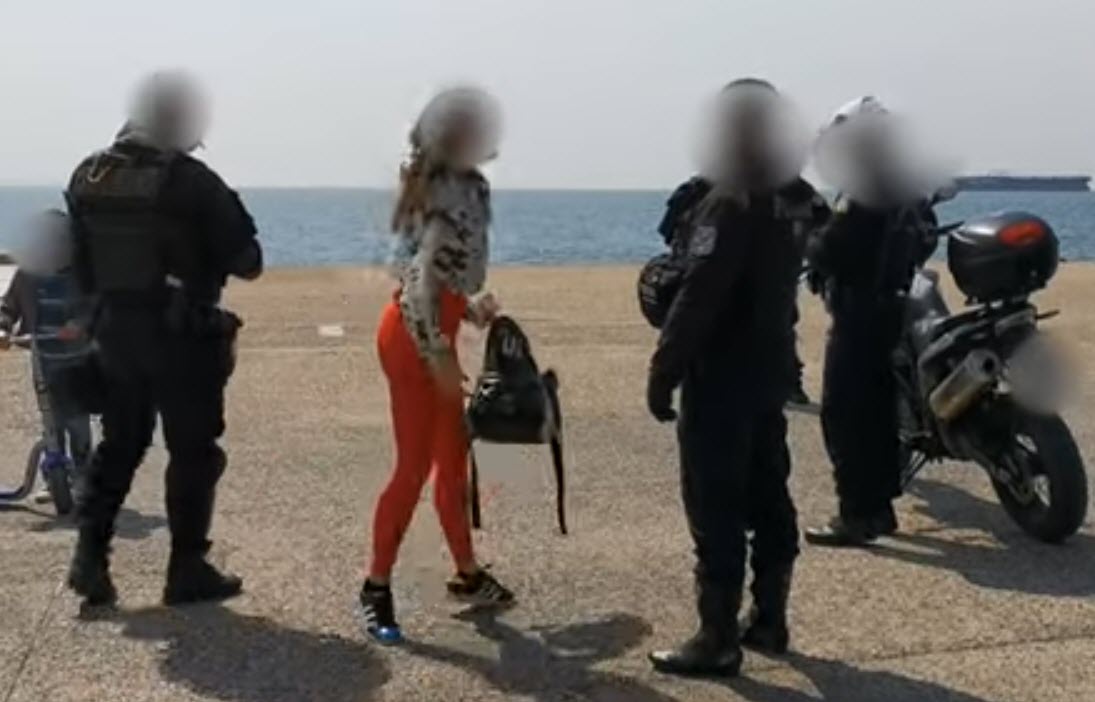 Παραλία της Θεσσαλονίκης: Γυναίκα τα έβαλε με αστυνομικούς - "κότες" όσοι μένουν σπίτι