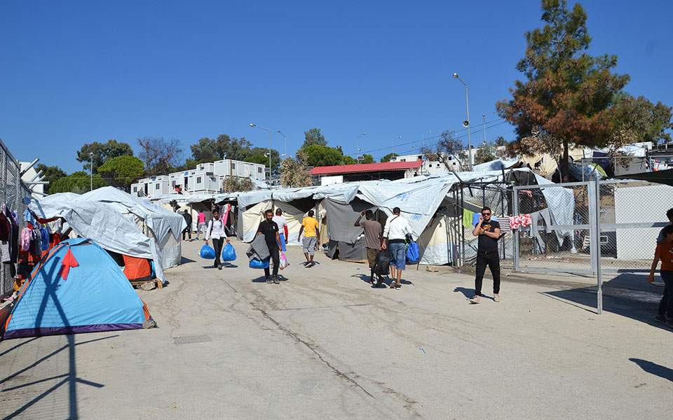 Εμποδίζουν την τροφοδοσία αιτούντων ασύλου στην Χίο