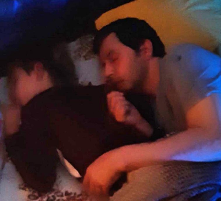 Ο Κ. Αγγελίδης επέστρεψε στο σπίτι και κοιμάται αγκαλιά με τον γιο του