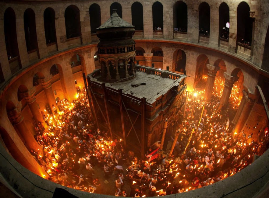 Δείτε Ζωντανά την τελετή αφής του Αγίου Φωτός από τον Πανάγιο Τάφο