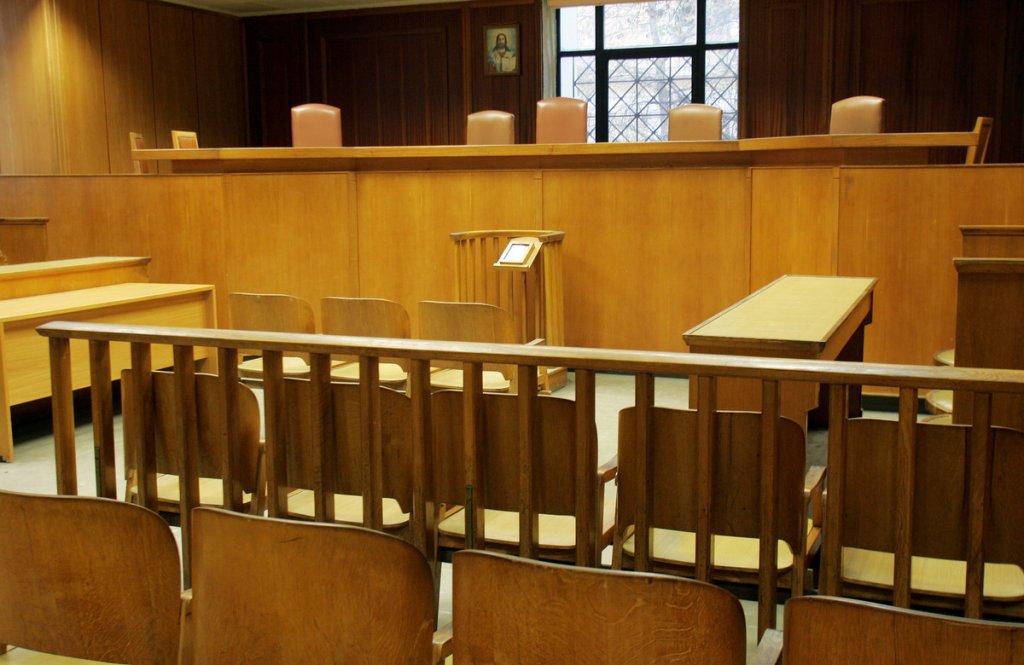 Αυτόφωρα, Ευελπίδων: Τα πρώτα προστατευτικά πλέξιγκλας σε δικαστική αίθουσα στην Ευρώπη