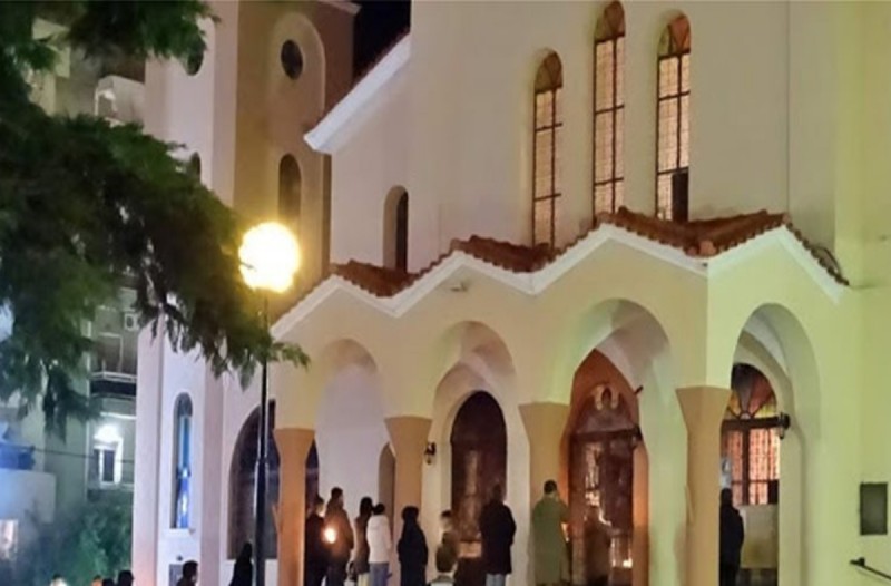 Κορωνοϊός: Πιστοί στη Χαλκίδα αψήφησαν τα μέτρα και συγκεντρώθηκαν έξω από εκκλησία