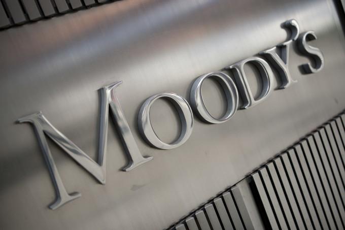 Moody's: Πλήγμα προς τις ελληνικές τράπεζες - Υποβάθμισε τις προοπτικές τους