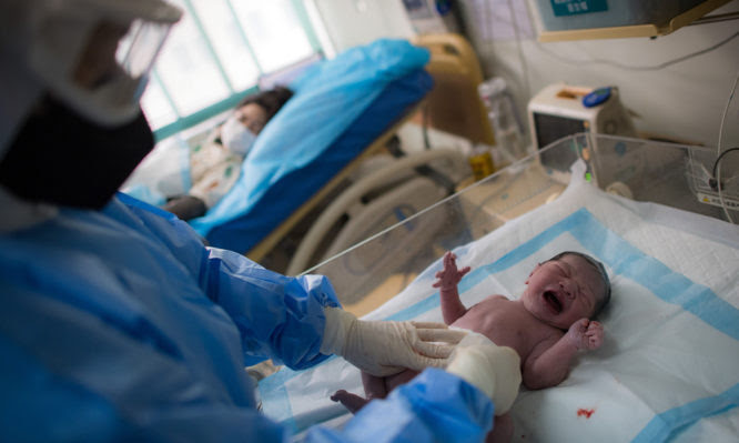 Τρίτο μωρό γεννήθηκε στον «Αττικόν» από μητέρα με κορωνοϊό