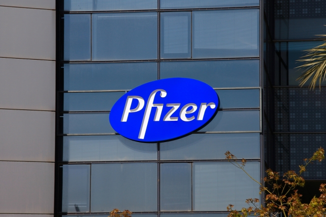 Pfizer Hellas: Δωρεά 100 μόνιτορ για ΜΕΘ και 100.000 μάσκες στο ΕΣΥ