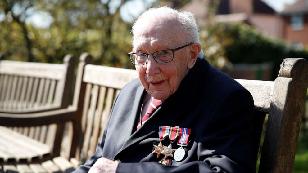 Βρετανία: 99χρονος βετεράνος συγκέντρωσε 12 εκατ. λίρες για τη μάχη κατά του κορωνοϊού