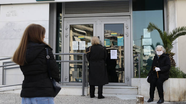 Κορωνοϊός: Ουρές για άλλη μια μέρα στις τράπεζες πριν καν ανοίξουν