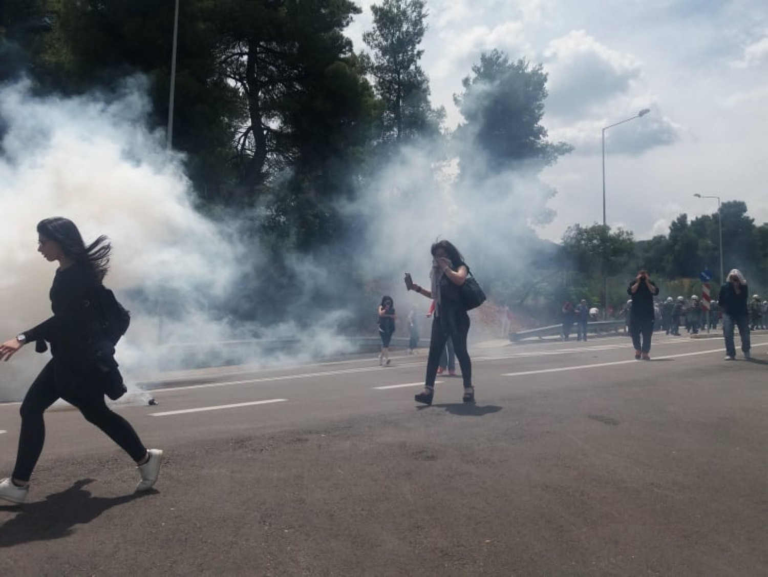 Επεισόδια στην Μαλακάσα - Χημικά σε κατοίκους που διαμαρτύρονται για τις δομές μεταναστών