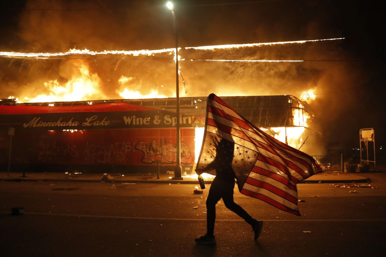 Δολοφονία Τζορτζ Φλόιντ: «Φλέγονται» οι ΗΠΑ - Απαγόρευση κυκλοφορίας σε 25 πόλεις μετά τις διαδηλώσεις