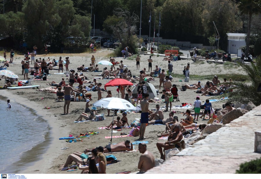 “Βούλιαξαν” οι παραλίες - Σκέψεις της κυβέρνησης για απαγορεύσεις
