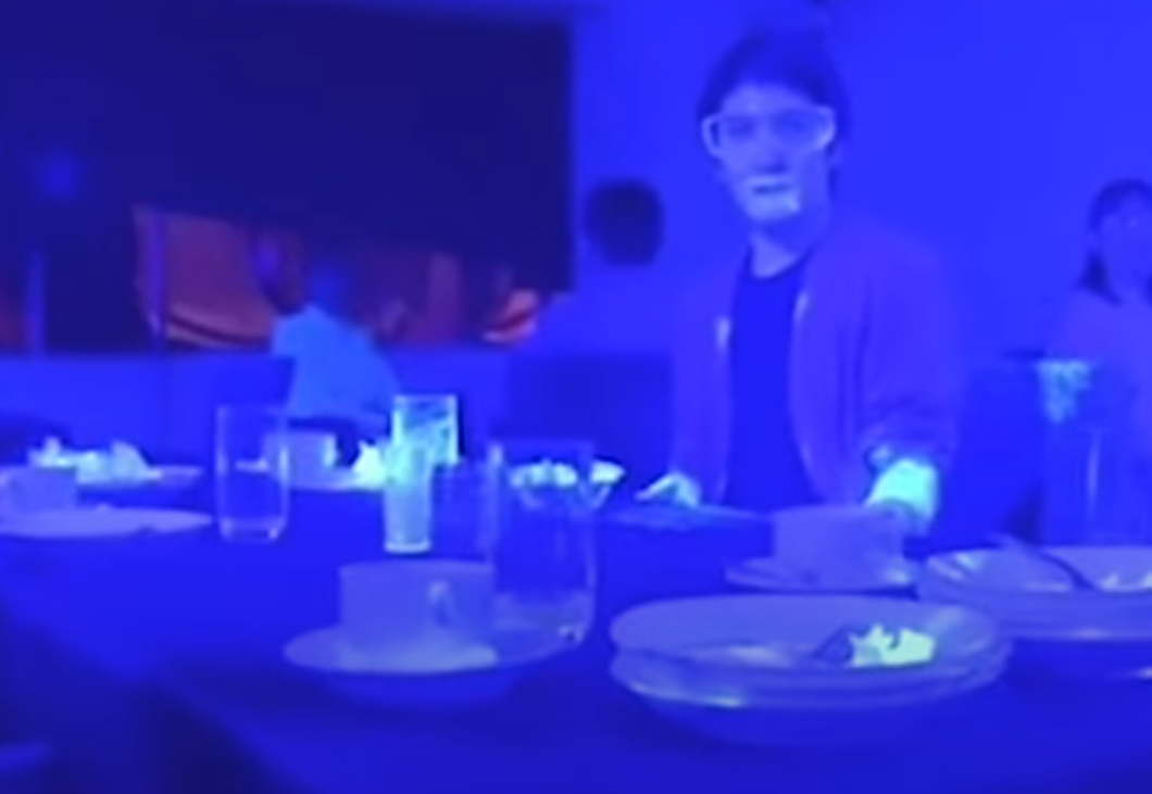 Ιαπωνικό πείραμα με black light δείχνει πόσo εύκολο είναι μεταδοθεί ο κορωνοϊός