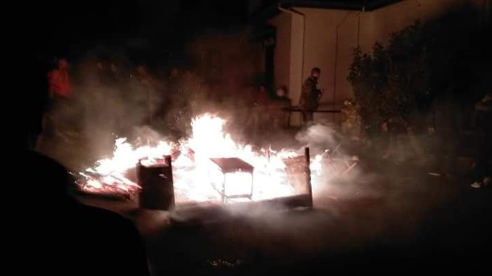 Σοβαρά επεισόδια στην Πέλλα: Έβαλαν φωτιά στο ξενοδοχείο που θα φιλοξενούσε μετανάστες