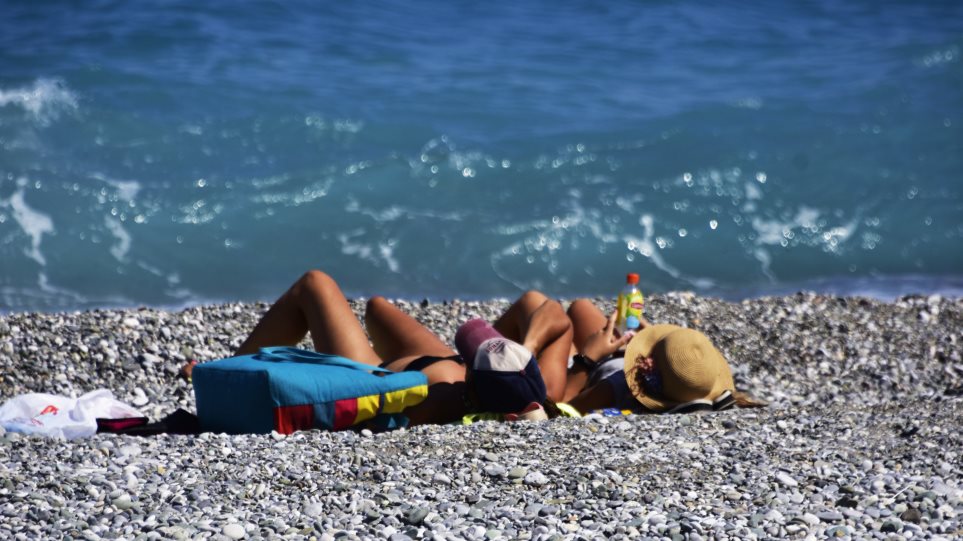 Καλοκαίρι και Κορωνοϊός: Πώς η ζέστη και η υγρασία επηρεάζουν την εξάπλωση