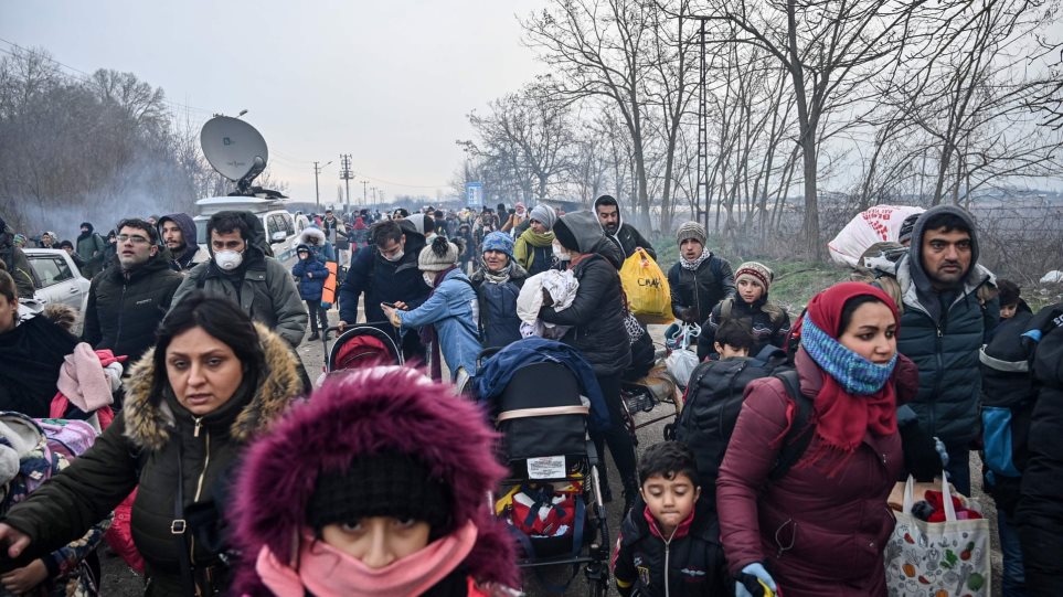 Guardian: Ο Ερντογάν χρησιμοποιεί τους πρόσφυγες ως «πιόνια» για τα πολιτικά του παιχνίδια
