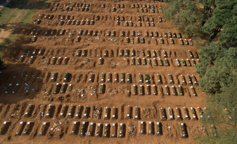Κορωνοϊός Βραζιλία: Ανατριχιαστικές εικόνες - Σκάβουν ομαδικούς τάφους για τα θύματα