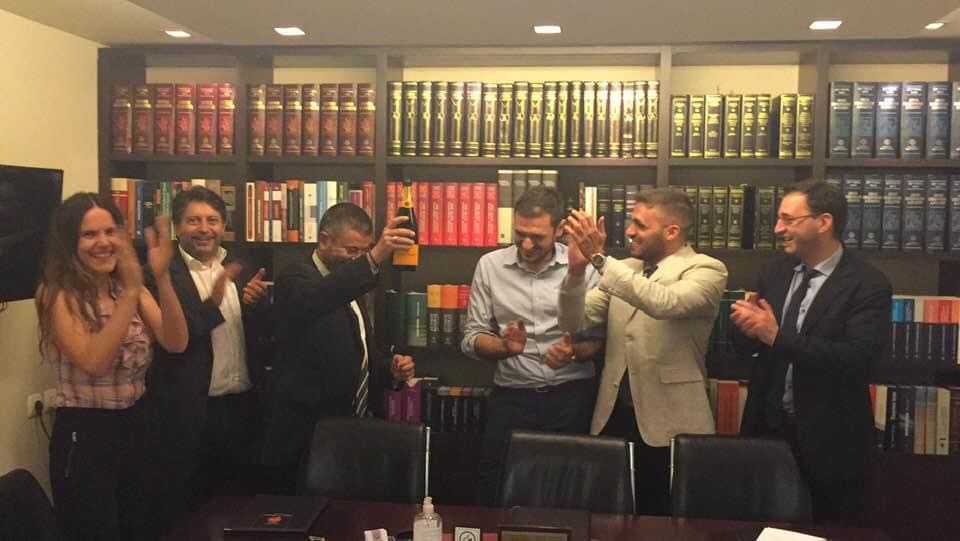 Φωτό ντοκουμέντο: Η δικηγορική ομάδα Σαράκη μετά τη νίκη στην υπόθεση Novartis