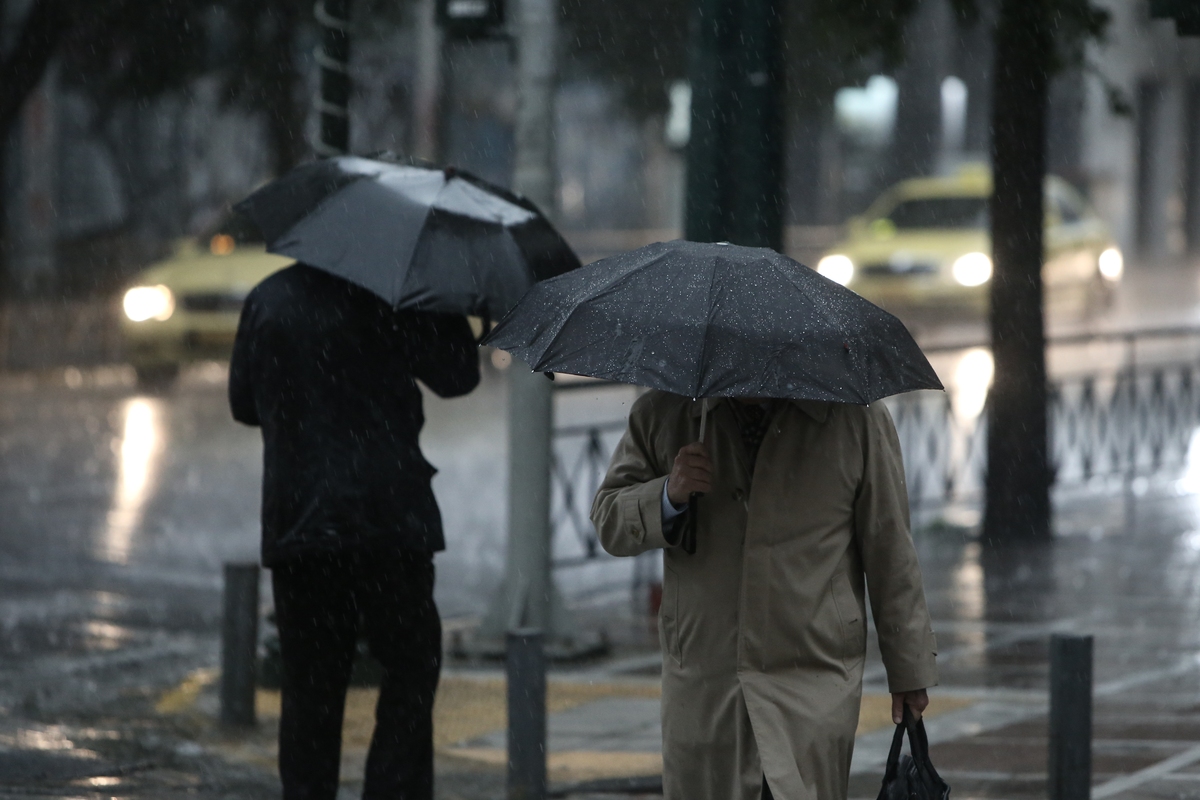 Καιρός: Ραγδαία επιδείνωση με βροχές και καταιγίδες - Έκτακτο δελτιό από την ΕΜΥ