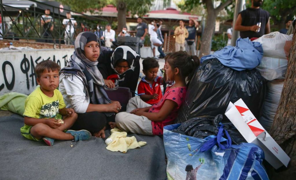 Μηταράκης: Μείωση μεταναστευτικών ροών- Τι είπε για τους πρόσφυγες στην πλ.Βικτωρίας
