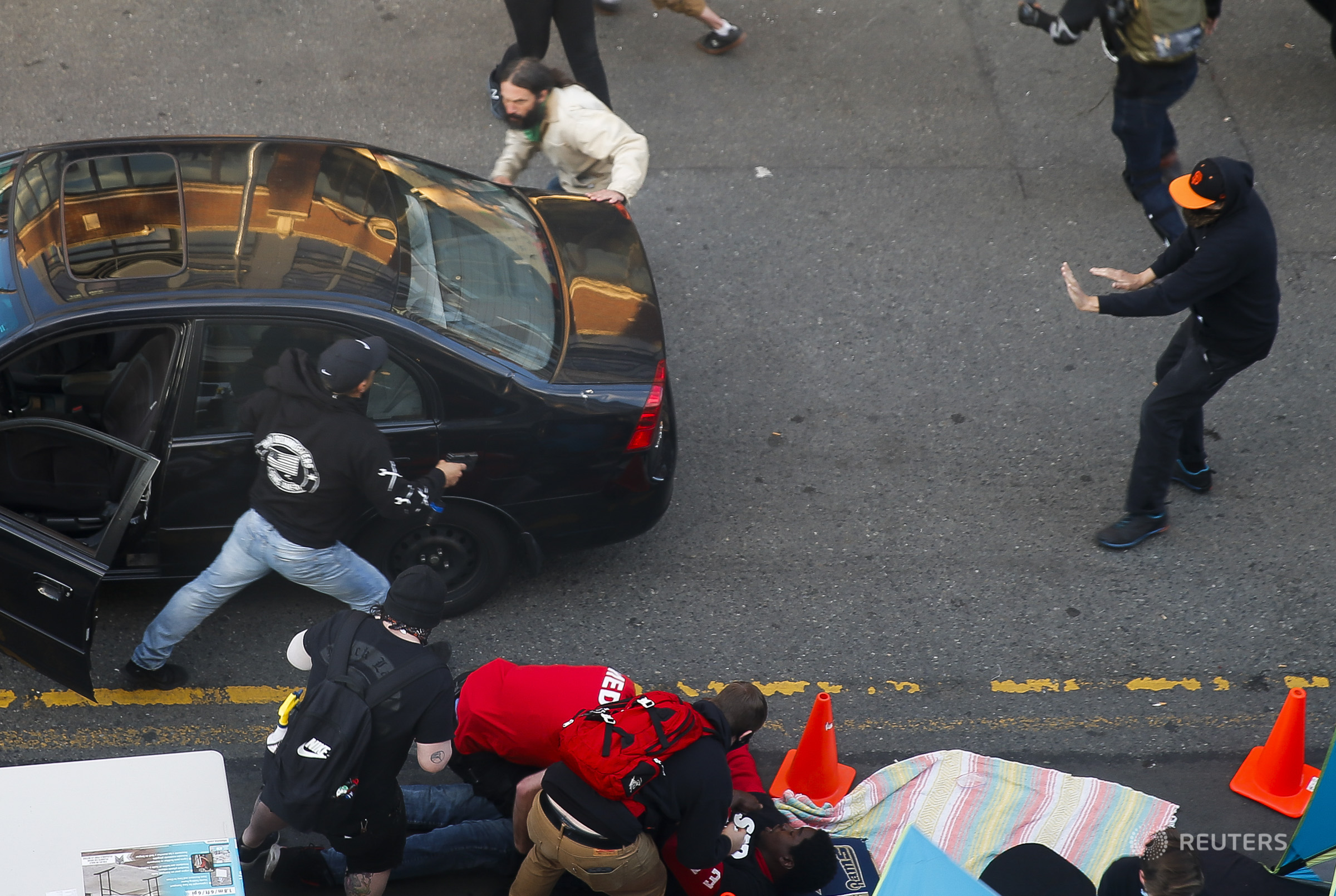 Δολοφονία Φλόιντ: Αυτοκίνητο έπεσε πάνω σε διαδηλωτές και ο οδηγός πυροβόλησε έναν από αυτούς (βίντεο)