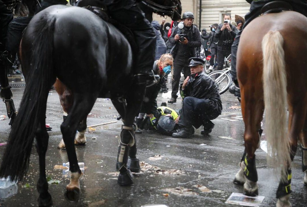 Λονδίνο: Άλογο της αστυνομίας αφηνίασε σε διαδήλωση για τον Τζορτζ Φλόιντ