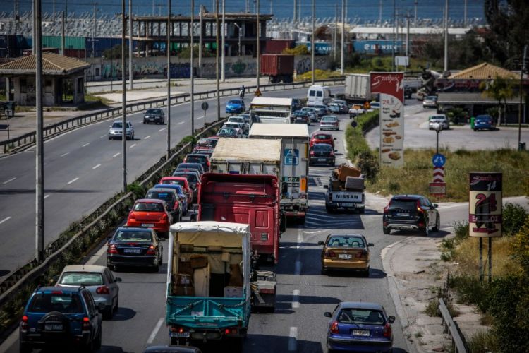 Παραμένει αυξημένη η κίνηση στις εθνικές οδούς Αθηνών - Λαμίας και Αθηνών - Κορίνθου
