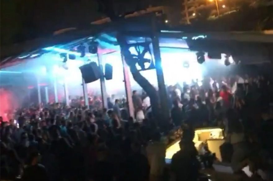 Χαμός από κόσμο σε μπαρ της Αθήνας και επαρχίας