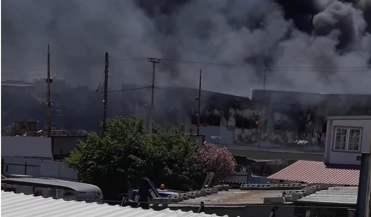 Μεγάλη φωτιά σε εργοστάσιο στον Ασπρόπυργο (βίντεο)