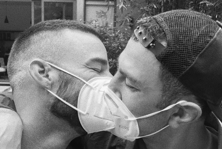 Ρίκι Μάρτιν: Το κορωνο...φιλί με τον σύζυγό του για την Παγκόσμια Ημέρα Υπερηφάνειας