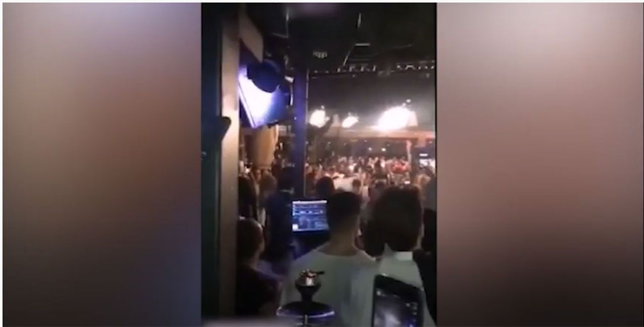 Πάρτι "συνωστισμού" σε beach bar  στον Άλιμο- Πάνω από 1000 άτομα διασκέδαζαν