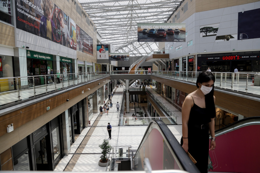 Καταργείται η μάσκα για τους καταναλωτές στα εμπορικά κέντρα και το όριο των 6 ατόμων ανά τραπέζι σε καφέ και εστιατόρια