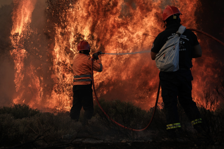 Φωτιά στην Κορινθία: Πύρινο μέτωπο 12 χιλιομέτρων - Μάχη για να ανοίξουν αντιπυρικές ζώνες