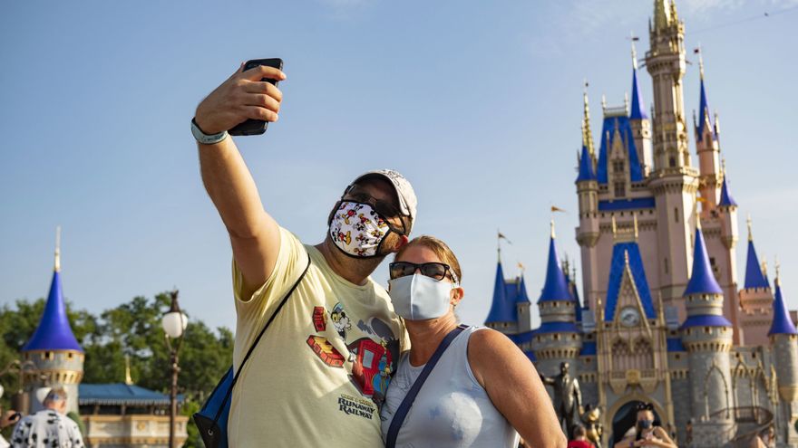 Ντίσνεϊλαντ: Άνοιξε με μάσκες μετά από 4 μήνες