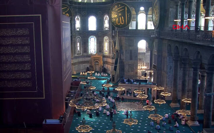 Αγία Σοφία: Μουσουλμάνοι συρρέουν για την πρώτη προσευχή [εικόνες & βίντεο]