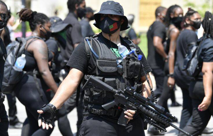 ΗΠΑ: Αφροαμερικανική διαδήλωση με βαρύ οπλισμό κατά της αστυνομίας