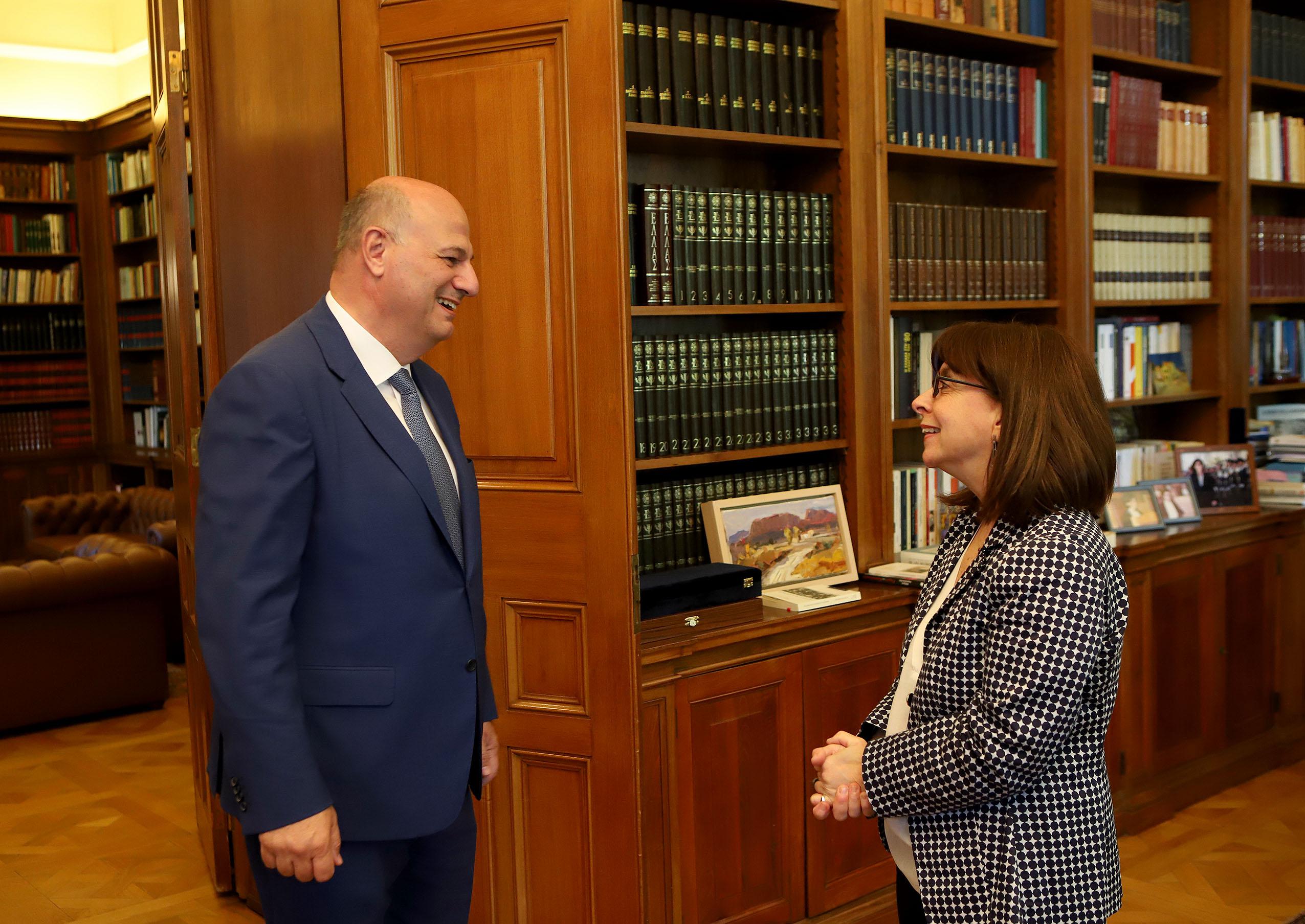 Με τον υπουργό Δικαιοσύνης Κ. Τσιάρα συναντήθηκε η Κ. Σακελλαροπούλου