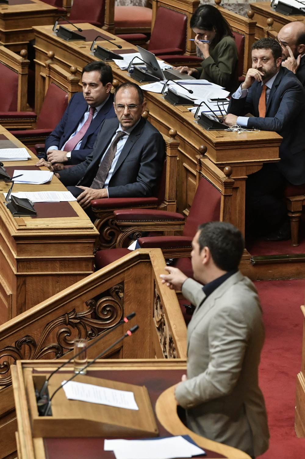 Σφοδρή αντιπαράθεση Τσίπρα - Γεραπετρίτη στη Βουλή για βιβλίο που επιμελήθηκε ο υπουργός Επικρατείας