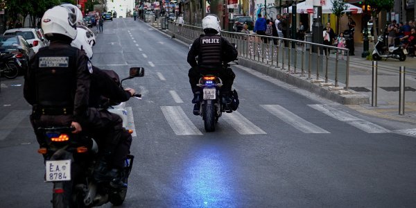 Ειδικοί φρουροί καταγγέλλουν αστυνομικό συνδικαλιστή του ΣΥΡΙΖΑ ότι απέτρεψε σύλληψη κουκουλοφόρου