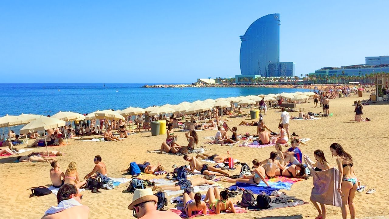 Ισπανία: Κόσμο γέμισαν οι παραλίες της Βαρκελώνης