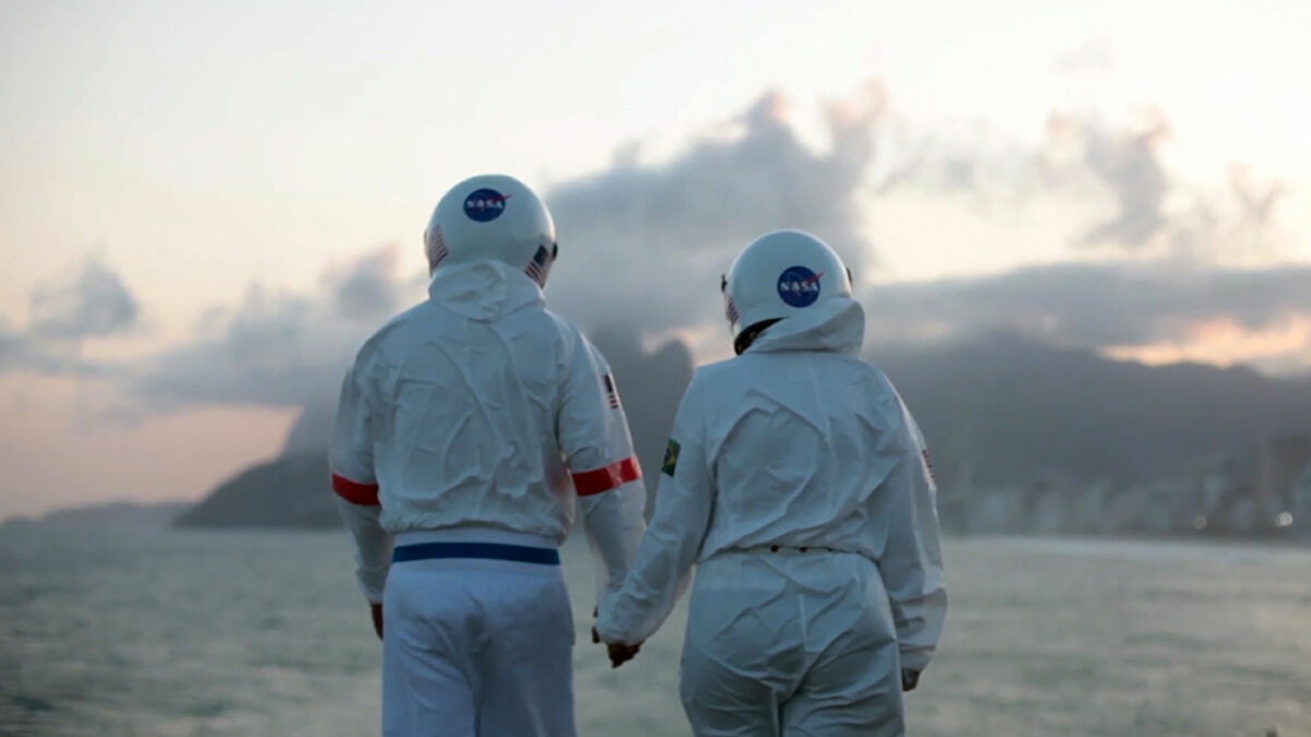 Βραζιλία: Ζευγάρι βολτάρει με στολές αστροναυτών λόγω κορονοϊού