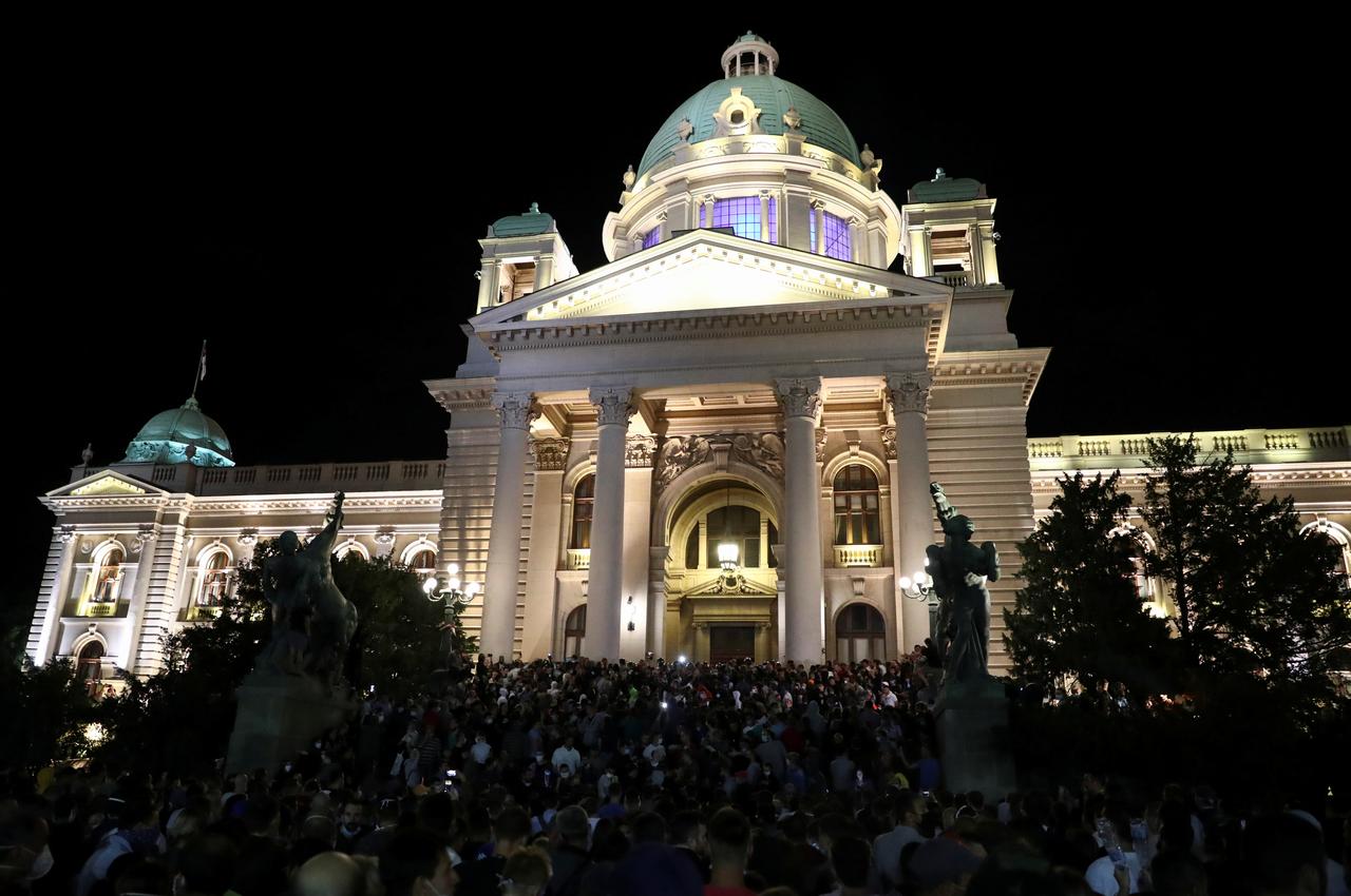Σερβία: Διαδηλωτές εισέβαλαν στη Βουλή- Ξεχειλίζει η οργή για το lockdown (βίντεο)