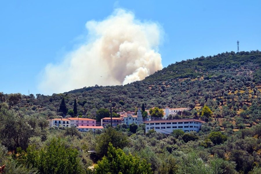Μυτιλήνη: Συνεχίζονται για δεύτερη μέρα οι προσπάθειες ελέγχου του πύρινου μετώπου στα βουνά της Θέρμης