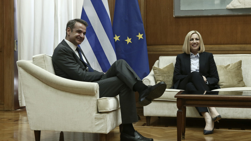 Σε εξέλιξη η συνάντηση του πρωθυπουργού με την Φ. Γεννηματά - Χαμόγελα και μπηχτές