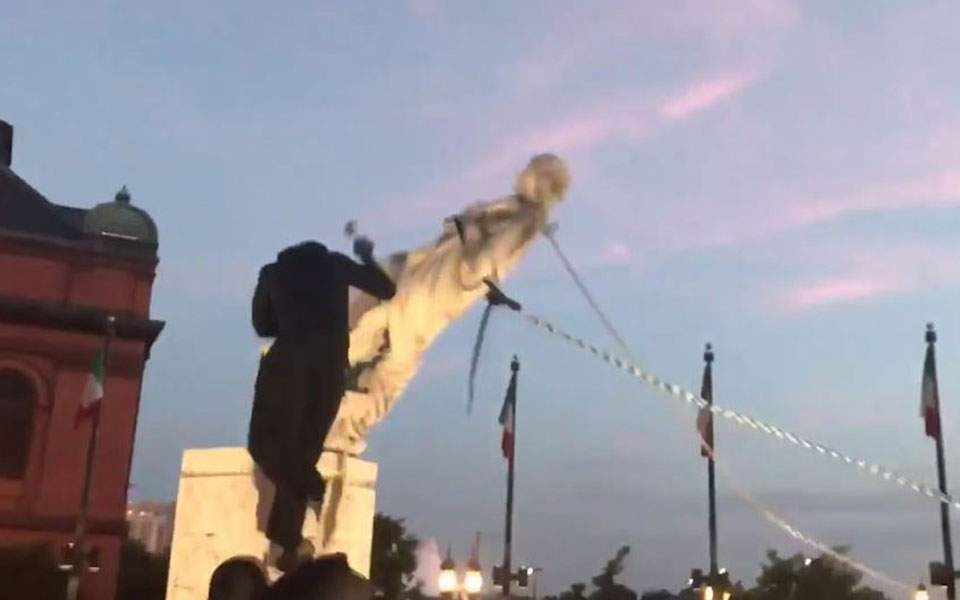 ΗΠΑ: Διαδηλωτές αποκαθήλωσαν στην Βαλτιμόρη το άγαλμα του Χ. Κολόμβου