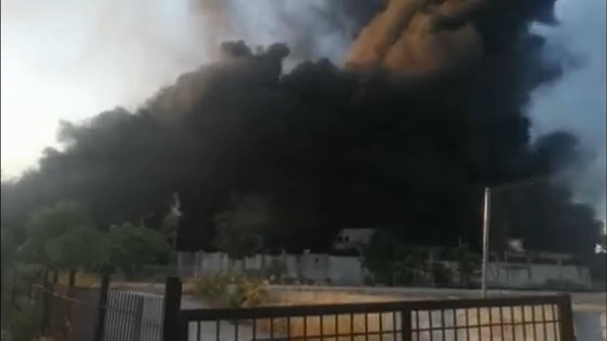 Καίει για δεύτερη μέρα η φωτιά στη Μεταμόρφωση - Κατέρρευσε μέρος του κτιρίου