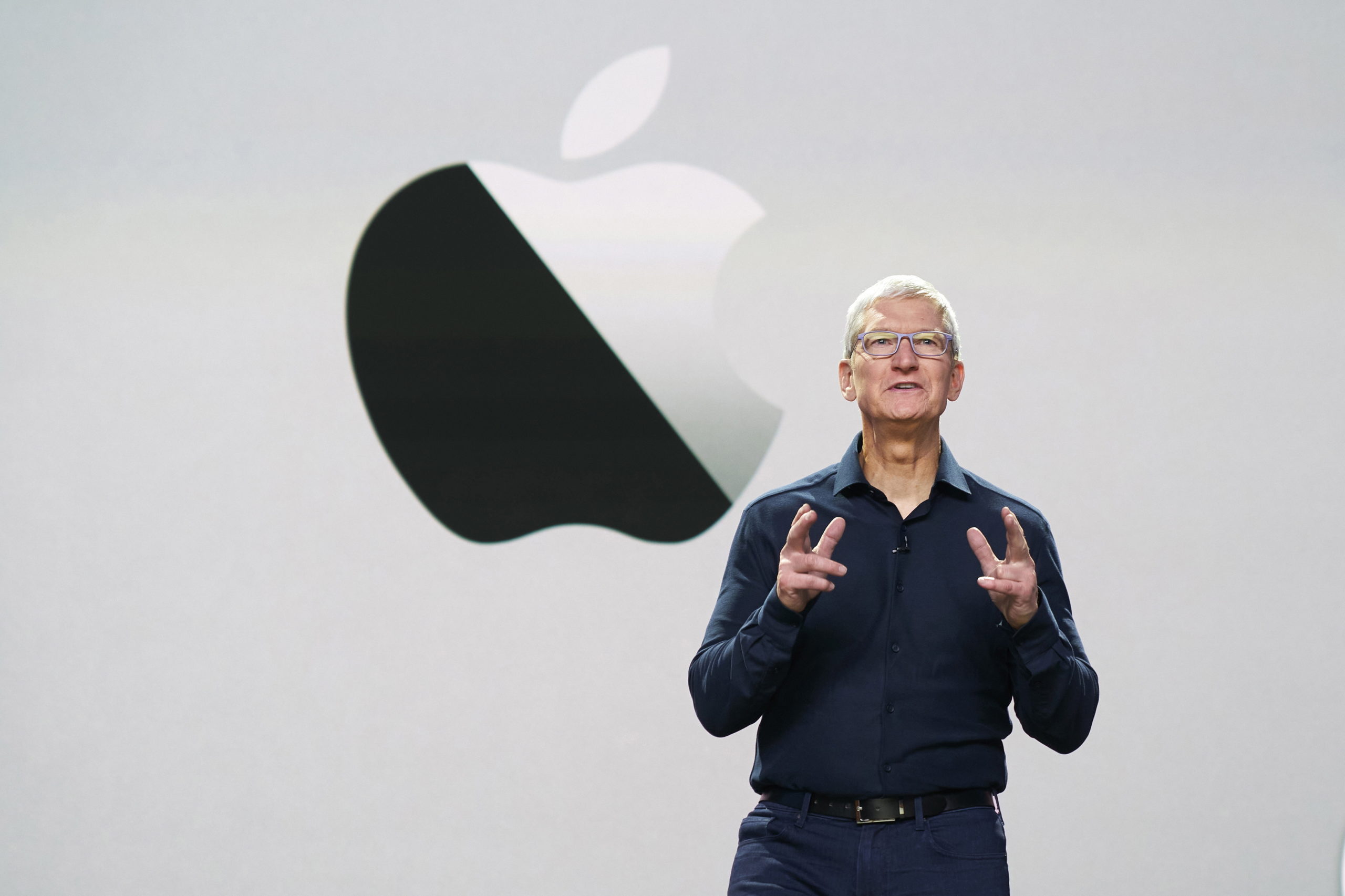 Ο Τιμ Κουκ, το αφεντικό της Apple, έγινε δισεκατομμυριούχος