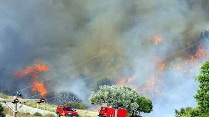 Κύθηρα: Φωτιά καίει τώρα δασική έκταση