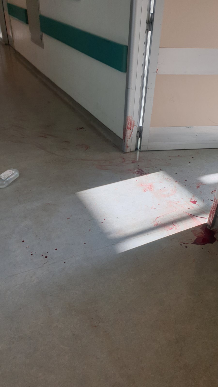 Νοσοκομείο Αττικόν: 56χρονος μαχαίρωσε νοσηλεύτρια με δύο παιδιά και αυτοκτόνησε [vid & picks]