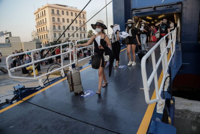 Ασυμμόρφωτοι στα πλοία: Δεν φορούν μάσκες στο κατάστρωμα [εικόνες]