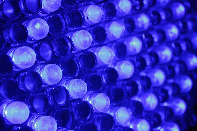 Έρευνα: Το τεχνητό μπλε φως των ηλεκτρονικών συσκευών αυξάνει τον κίνδυνο καρκίνου του εντέρου
